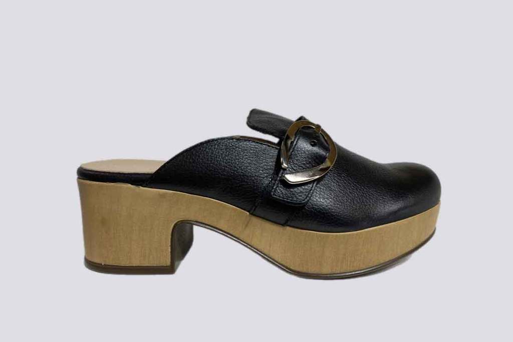 Stylish Clogs In Black Made by Wonders 24951